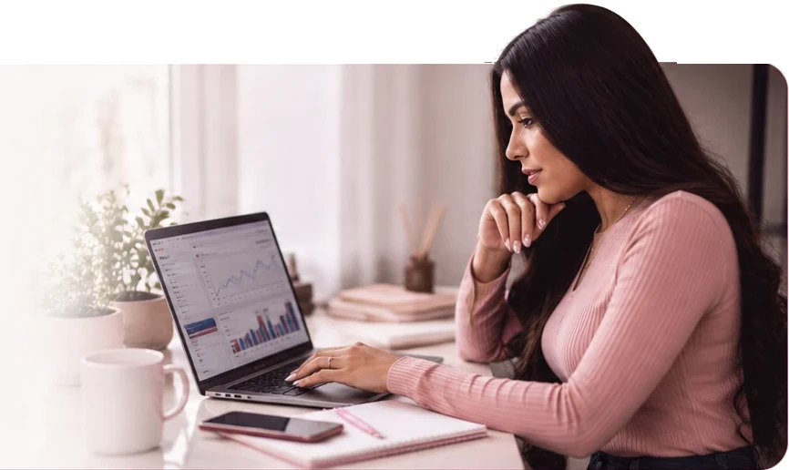 Gestora de tráfego analisando os resultados de uma campanha no notebook